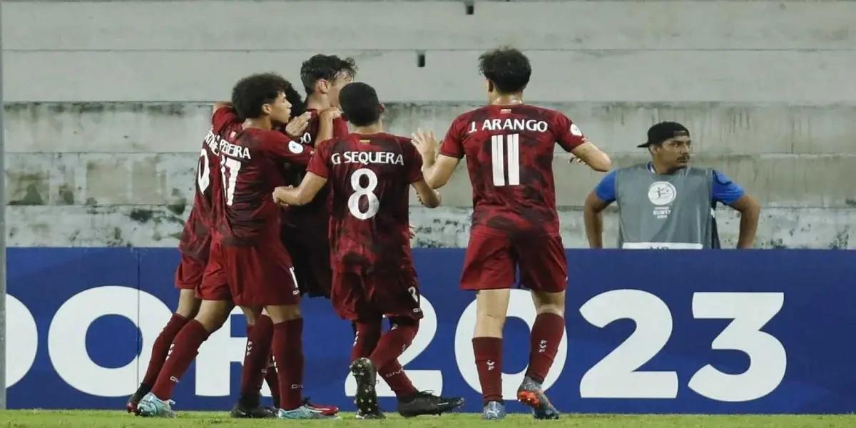 Con ojos cerrados y abrazados, muchachos de la sub-17 entonan el himno nacional a todo pulmón antes de enfrentar a Ecuador