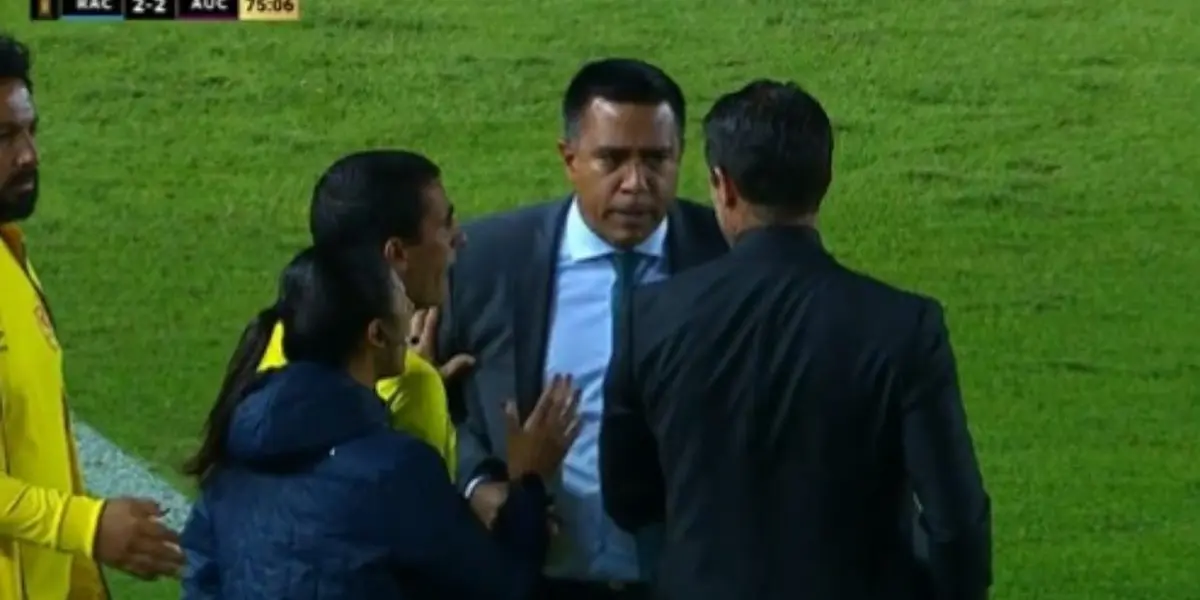 El entrenador de la Academia protagonizó un fuerte encontronazo con César Farías.