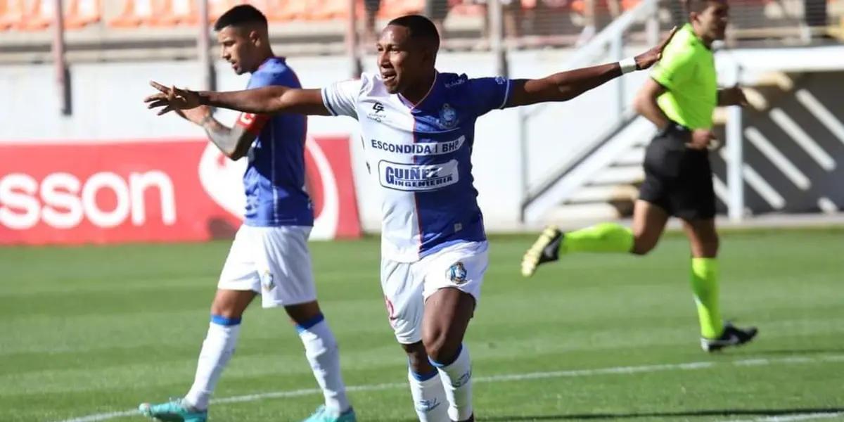 Luis Guerra marcó 3 goles para Antofagasta y se llevó la pelota. 