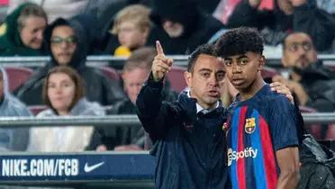 Xavi poniendo a Lamine