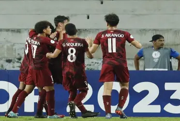 Con ojos cerrados y abrazados, muchachos de la sub-17 entonan el himno nacional a todo pulmón antes de enfrentar a Ecuador