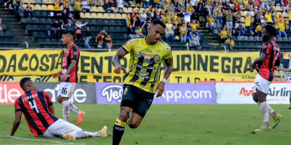 El aurinegro le gana bien a la visita para acomodarse en la fase final