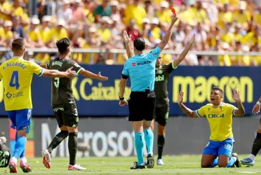 El jugador vinotinto se fue expulsado temprano, al inicio del partido