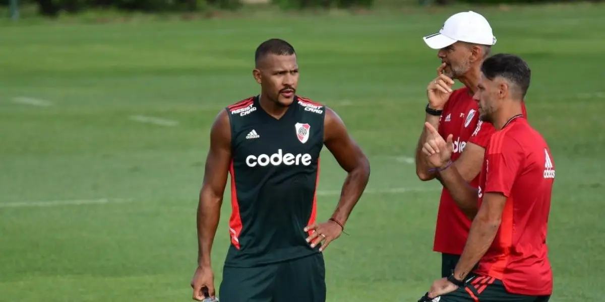 El rendimiento del delantero venezolano no convencería al entrenador y quizás lo siente en el próximo partido.