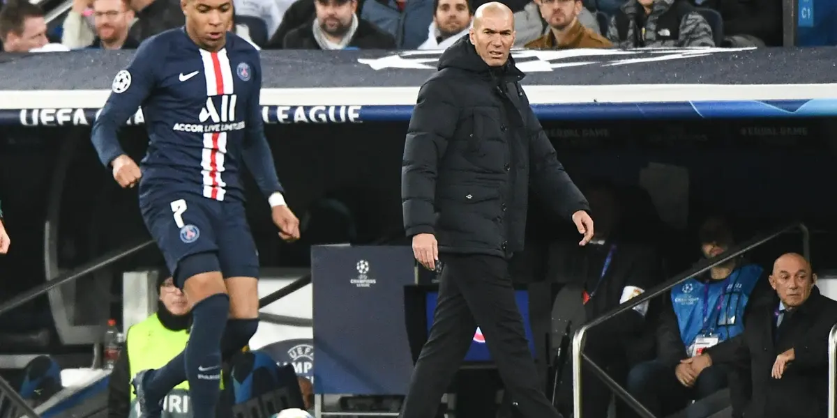 Mbappé en el campo y Zidane detrás