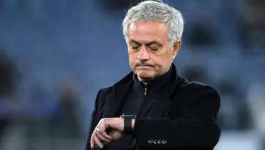 Mou mirando su hora