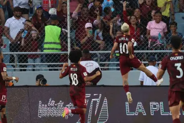 Yeferson Soteldo tomó el esférico desde la mitad de cancha para burlarse fácilmente de Gary Medel 